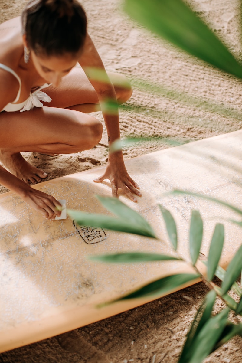 Photo par Lucija Ros woman in white bikini lying on white sand during daytime