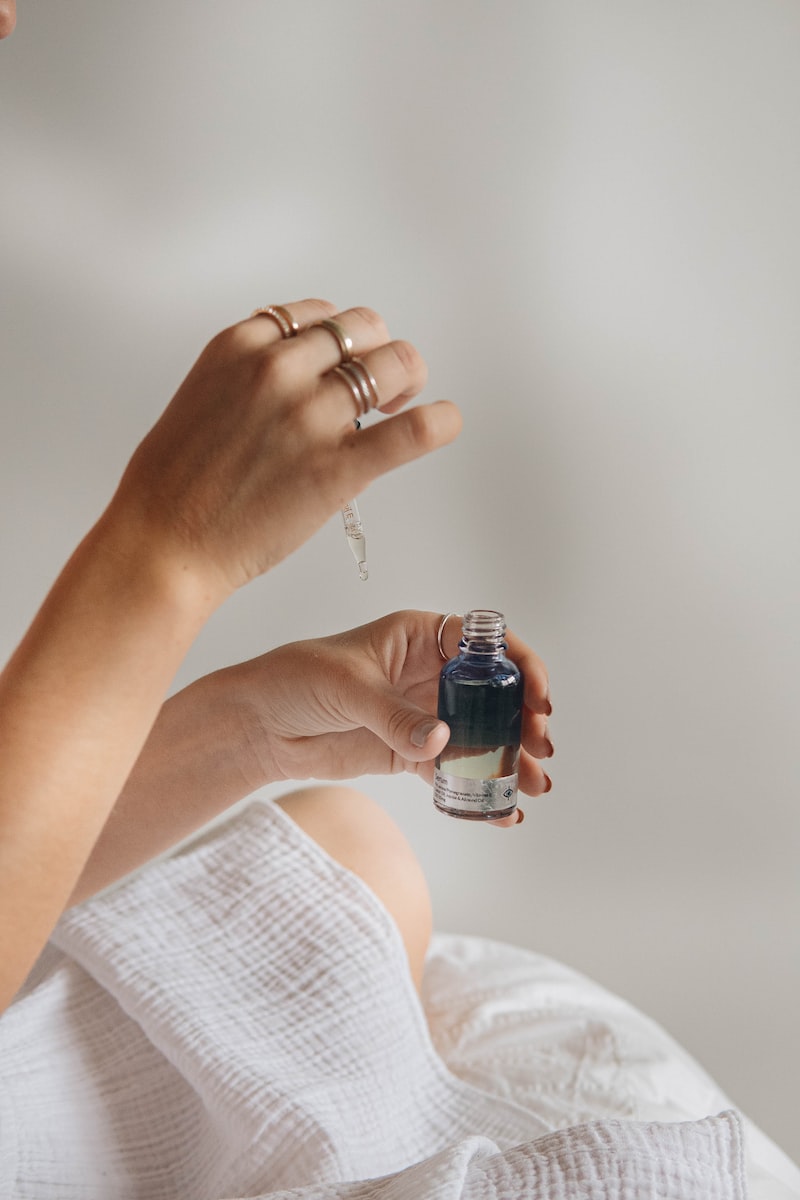 Photo par Mathilde Langevin person holding black glass bottle